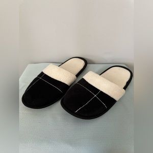 Black and white Slippers size 6